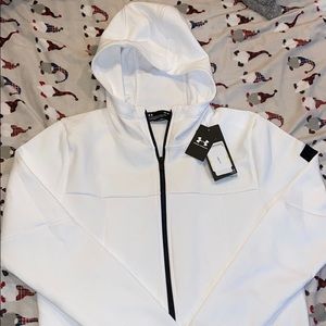 Men’s Under Armour sweatshirt.